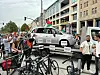 Das Auto mit den „Einschusslöchern“ steht auf einem Abschleppwagen vor der Europa-Passage.