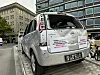 Das Auto am Rande der Demonstration von hinten.