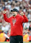 Jürgen Klopp im roten Pullover bei seinem Abschied in Anfield.