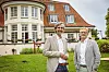 Steffen Schumann mit Filialdirektor Sven Peters (l.) im Garten des imposanten Anwesens.