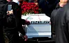 Der Sarg von Danny A. wird während der Trauerfeier über den Ohlsdorfer Friedhof getragen.
