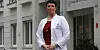 Dr. Jördis Frommhold steht vor der Median Klinik in Heiligendamm.
