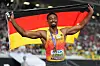Leo Neugebauer mit Goldmedaille und Deutschland Fahne.