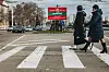Zwei Frauen laufen durch Tiraspol.