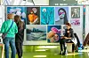 Besucher stehen vor ausgestellter Kunst