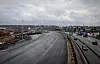Am Wochenende wurden die Fahrbahnen auf dem neuen Damm vor dem Elbtunnel (links) verlegt.