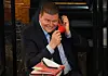 Andreas Dressel (SPD) setzt sich eine rote FFP2-Maske auf.