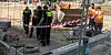Polizisten sichern den Unfallort und den Trennschleifer.