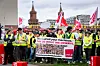 TikTok-Beschäftigte protestieren am Spree-Ufer in der Nähe der deutschen TikTok-Zentrale in Berlin-Friedrichshain gegen den geplanten Stellenabbau.