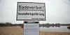 Ein Warnschild weist auf eine giftige Alge im Allermöher See hin.