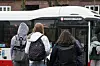Mehrere Menschen stehen vor einem HVV-Bus (Symbolbild).