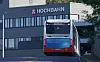 Ein Bus fährt auf den Hochbahn-Betriebshof Alsterdorf.