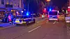 Polizeiwagen mit Blaulicht auf einer nächtlichen Straße
