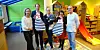 Ilona Czinczoll, Leiterin des bezirklichen Gesundheitsamtes, Wärme Hamburg-Chef Christian Heine, Denise Raupach und ihr Sohn, Dezernatsleiterin Sabine Wenzel und Dirk Stege, Abteilungsleiter der Schularztstelle bei der Übergabe der Babyschlafsäcke.