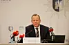 Andy Grote spricht auf einer Pressekonferenz