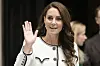 Prinzessin Kate winkt