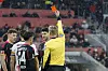 Schiedsrichter Timo Gerach zeigt Daniel Elfadli in Freiburg die Rote Karte