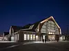 Beleuchtete Halle für aktuelle Kunst bei Nacht