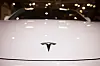 Ein Tesla-Fahrer ist während der Fahrt hinter einem Polizeiwagen eingeschlafen. (Symbolbild)
