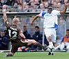 Der heutige St. Pauli-Trainer Timo Schultz 2010 im Duell mit dem Rostocker Dexter Langen
