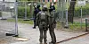 Schwer bewaffnete SEK Beamte vor dem Haus in Wandsbek.