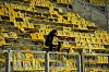 Hansa-Fans rissen beim Spiel in Aachen mehrere Sitze raus. Für einige ein Grund für ein Foto.
