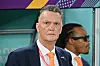 Louis Van Gaal mit ernstem Blick beim Spiel gegen den Senegal.