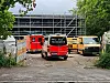 Einsatzfahrzeuge stehen an einer Baustelle