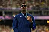 Fred Kerley posiert mit seiner Bronzemedaille