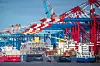 Containerschiffe liegen in Bremerhaven vor Anker.