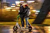 Jugendliche auf einem E-Scooter