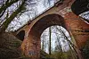 Blick von unten auf Bögen einer Eisenbahnbrücke