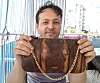 Ingenieur Mehmet Özata mit einer seiner Kugelfisch-Taschen.