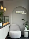 Wände, Tresen, Sessel – alles ist hier in Beige-Tönen gehalten.