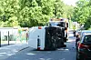 Der Transporter kippte zur Seite. Der Fahrer wurde bei dem Unfall verletzt.