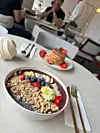 Bunt ist es nur auf den Tellern, wie durch diese Frühstücksbowl.