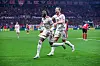 Alphonso Davis und Harry Kane bejubeln den Sieg gegen Leverkusen