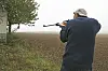 Ein Mann ballert auf seinem Grundstück mit einem Luftgewehr herum (Symbolbild).