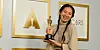Strahlte mit ihrem ersten Oscar um die Wette: Chloe Zhao.