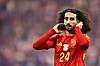 Marc Cucurella geht sich mit den Händen durch die Haare.