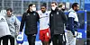 Da befürchteten alle noch Schlimmes: Jeremy Dudziak wird von den HSV-Physios vom Platz geführt.