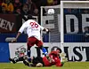 Derby im Dezember 2001: Collin Benjamin erzielt gegen St. Paulis Keeper Tihomir Bulat das 3:0 für den HSV (Endstand 4:3).