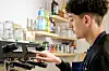 Jaafar sammelt im Café erste gastronomische Erfahrungen.