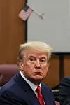 Ex-US-Präsident Donald Trump sitzt in einem Gerichtssaal in Manhattan.