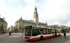 Ein Bus der Hochbahn fährt am Hamburger Rathaus vorbei.