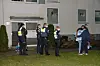 Polizeibeamte vor dem Mehrfamilienhaus in Hamburg-Lohbrügge.