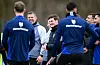 Merlin Polzin lacht im Kreis neben den Profis auf dem Trainingsplatz