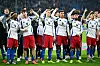 Die HSV-Profis feiern vor den Fans den Sieg gegen Kaiserslautern