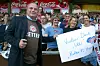 Uli Hoeneß mit Retter-Shirt des FC St. Pauli