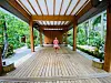 Eine regelmäßige Yoga-Routine kann auch zu Hause helfen, Muskeln auf- und Stress abzubauen und sich zu entspannen.